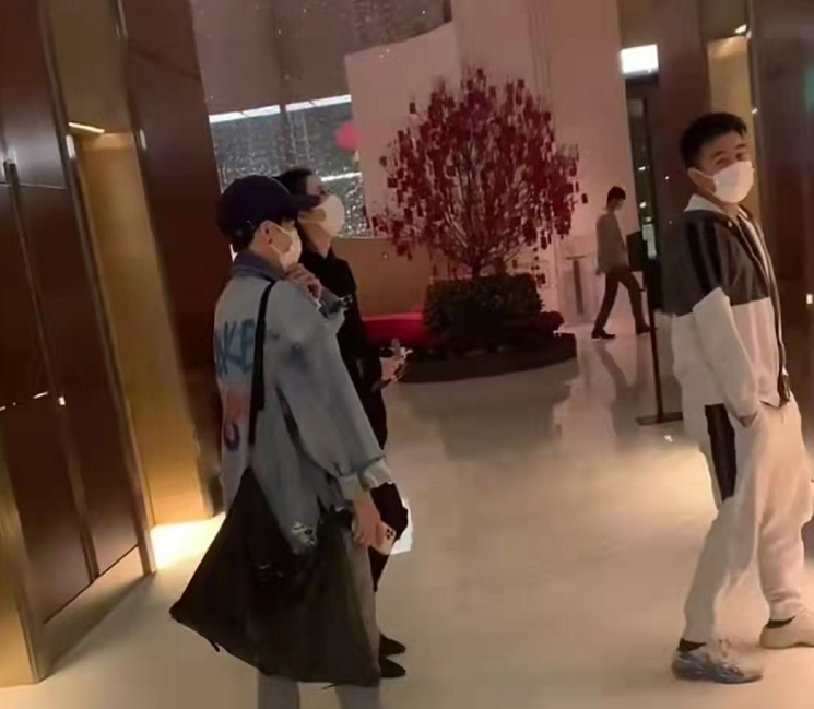 何猷君为奚梦瑶移居上海！两人街头散步十指紧扣，女方美到亮眼(图4)