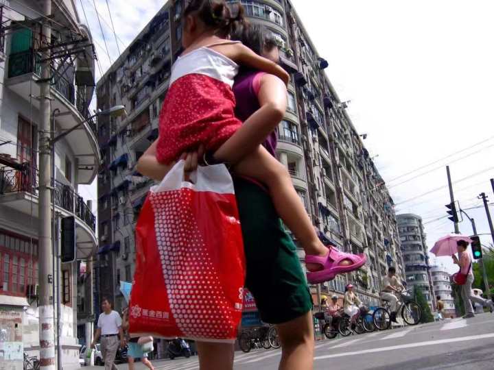 折射上海移民百态，徐策“河滨大楼”三部曲压轴之卷《春水》来了(图3)