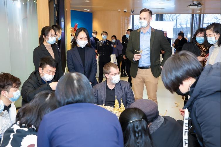 上海首家区域性移民事务“一站式”平台里有个多语言服务中心，由这群师生参与运营(图3)