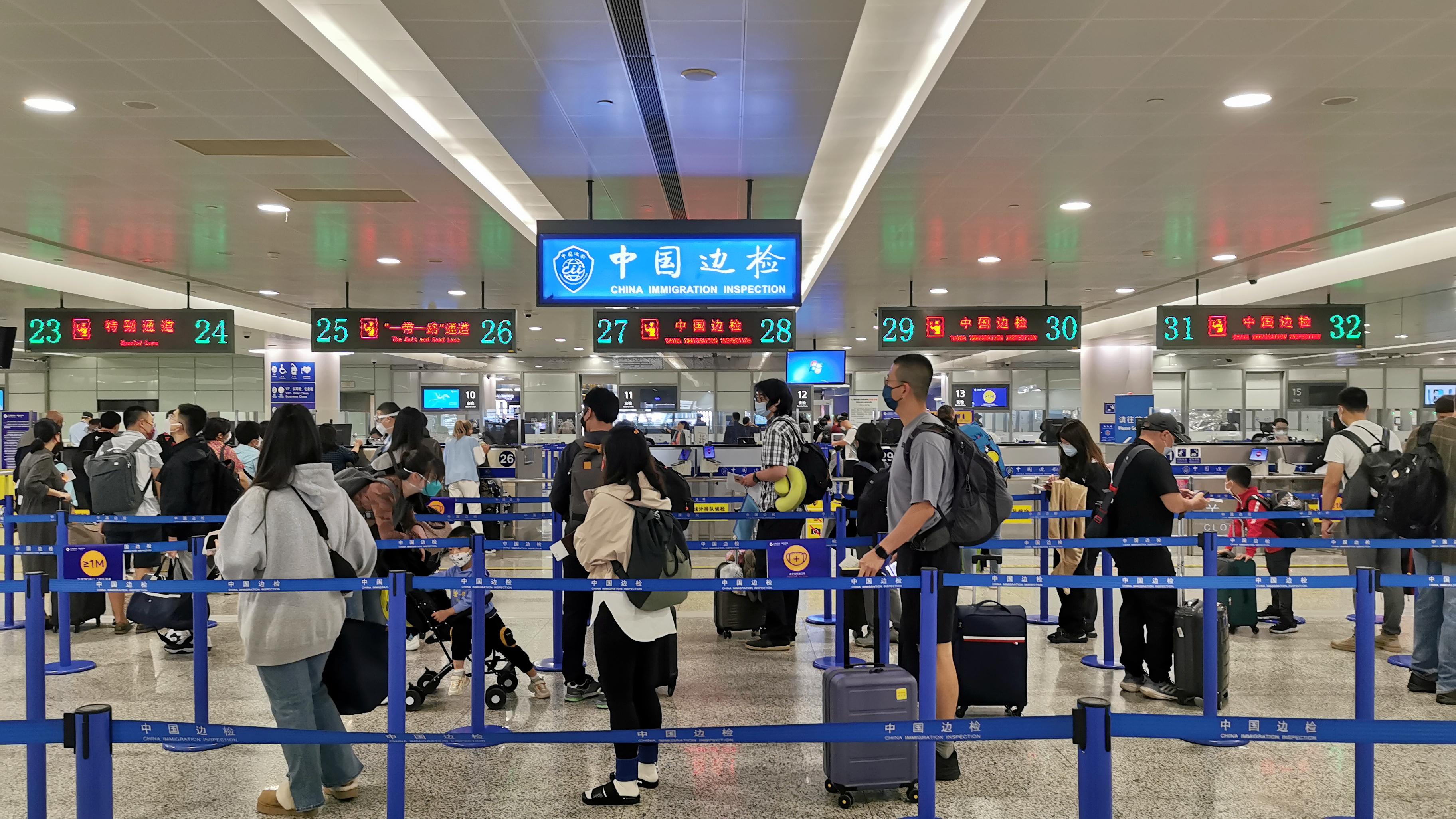 上海边检开启第五届进博会专用通道，国庆期间上海机场出入境客流平稳有序(图1)